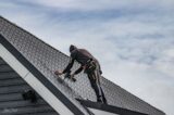 Plaatsing zonnepanelen op dak van kantine op zaterdag 2 oktober 2021 (6/23)